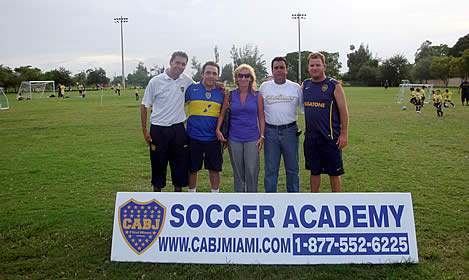 Alejandro Waigandt, coordinador de la filial de Boca Juniors en Miami; Oscar Belloro, presidente; Claudia Mac Allister; Tanger Mendonca, coach brasilero junto a otro coach de la institución.