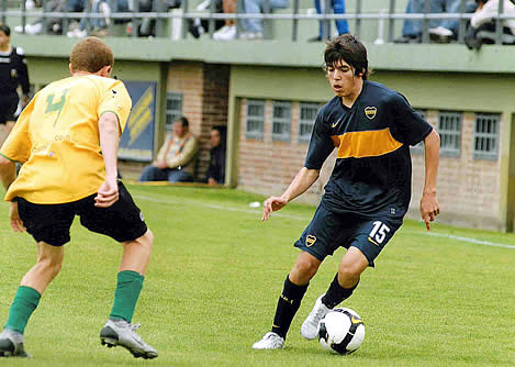 FOTO: Lucas Rodríguez, enganchando ante la marca, jugando para la octava campeona de Boca Juniors.